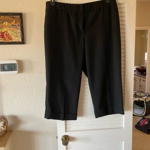Black crop cuffed capris